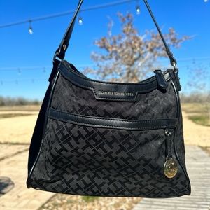 Vintage black Tommy Hilfiger shoulder bag 🌚